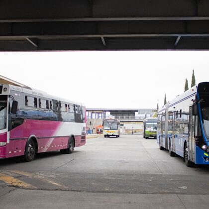 DINA Linner 12 01-1961 y Yutong ZK5180C 21021 en Tláhuac SEFI STC Metro L12 y Línea 7