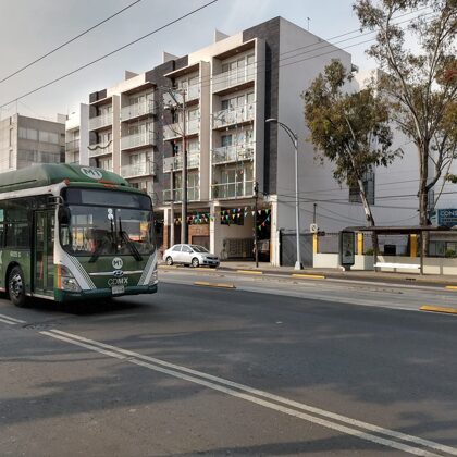 Hyundai AeroCity 02-6035G yendo a cargar GNC
