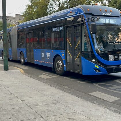 Yutong ZK5180C 21001 en Línea1 apoyando al Servicio emergente al Metro