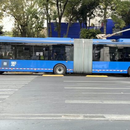 Yutong ZK5180C 21011 en Línea1 apoyando al Servicio emergente al Metro